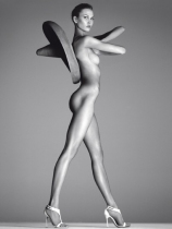 Trupul: Karlie Kloss în Vogue Italia