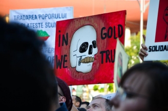 Simboluri la protestul Salvaţi Roşia Montană 