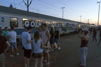 Un party de cinşpe ore în tren