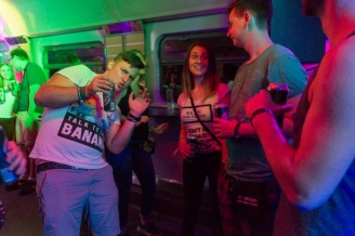 Un party de cinşpe ore în tren